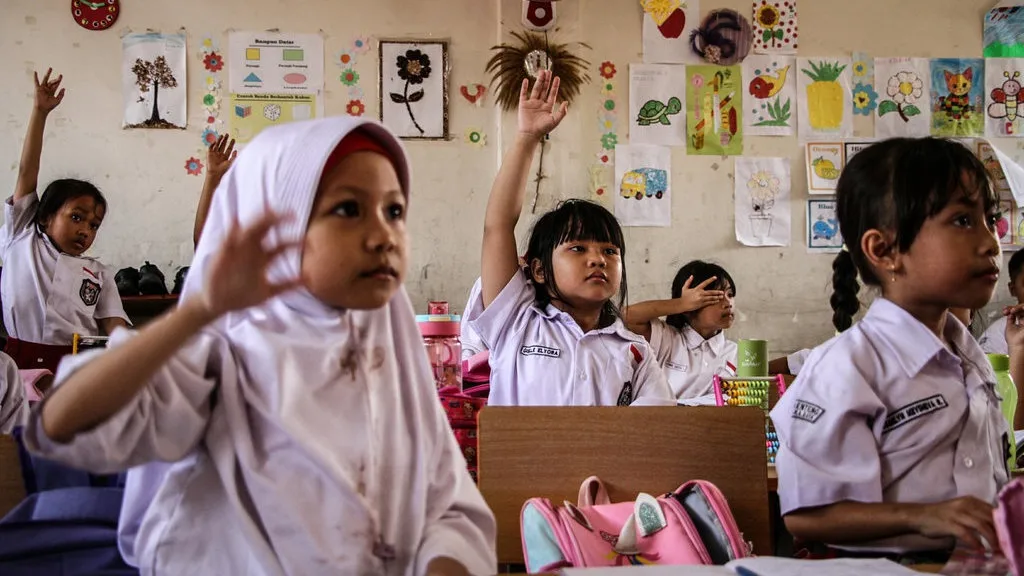 PISA 2025: Peringkat Literasi Indonesia di Posisi 74 dari 90 Negara, Skor Matematika Merosot